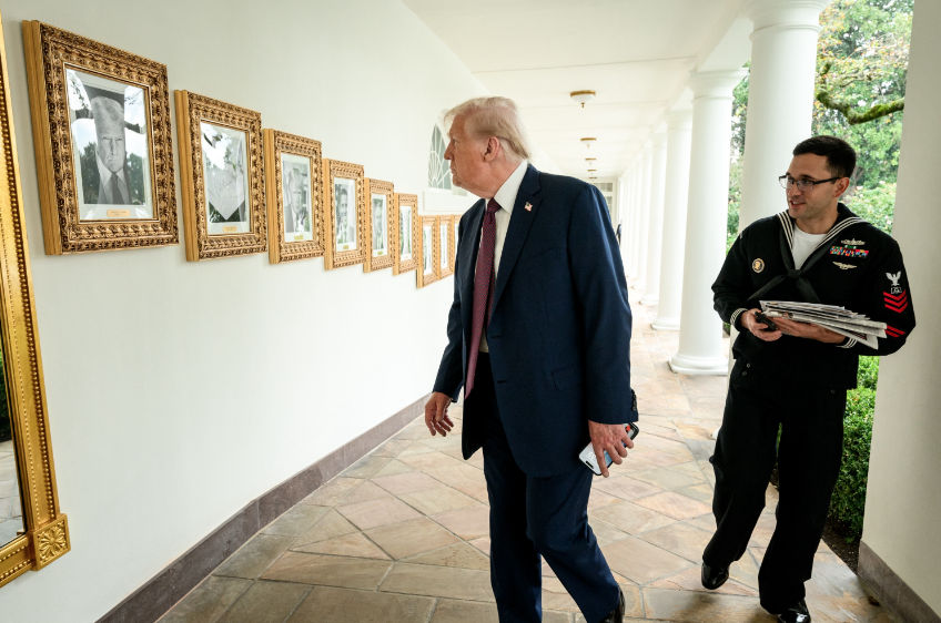 Співробітники Трампа замість портрета Байдена в Білому домі повісили знімок "авторучки"